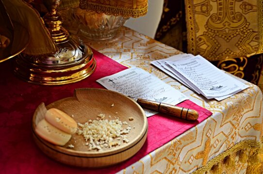 Три украинские лавры принимают заказные записки онлайн на Великий пост