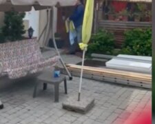 Одесит демонстративно зірвав український прапор, відео: причина такого вчинку дивує