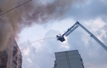 Страшний вибух у багатоповерхівці у Києві: квартири на двох поверхах охопило полум'я