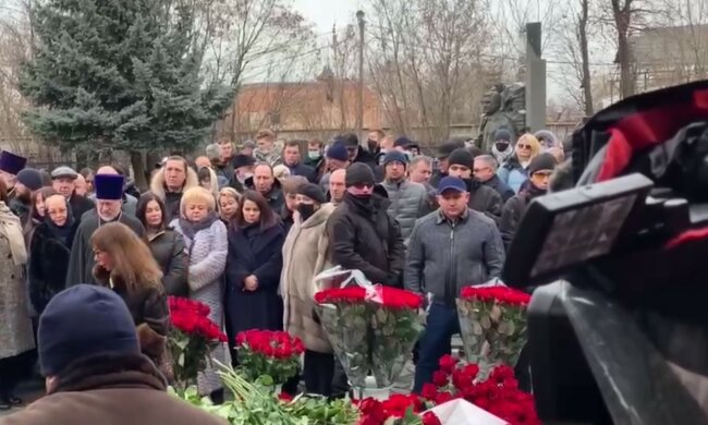 У Харкові проходить панахида по Кернесу, зібралося безліч людей: кадри