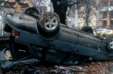 В Киеве разгневанные прохожие перевернули авто на крышу, кадры: "Стояло на тротуаре"
