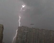 В Одеській області блискавка влучила в будинок, фото: "загорілася проводка і..."
