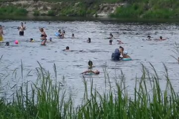 "500 метрів страху": на Дніпрі хлопчик на надувному матраці потрапив у біду, подробиці