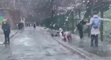 Ползком и держась за забор: как киевские школьники возвращаются домой во время гололеда, видео