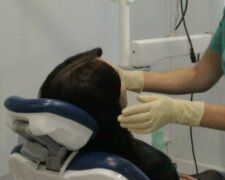 "Здесь какая-то лапка": стоматолог обнаружил клеща под пломбой у украинки