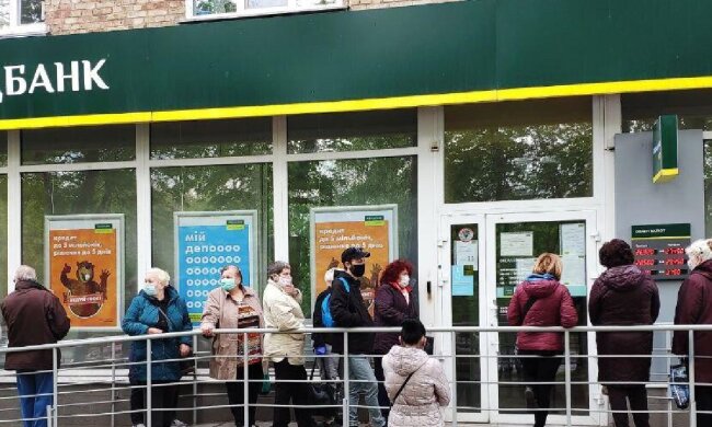 Пенсіонери влаштували бійку біля банку в Києві, відео: "мені треба платити комунальні"