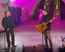 "Боно і Едж разом з Україною": вокалісти легендарної групи U2 виступили в Києві, з'явилося відео
