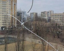 "Поруч грають діти": у Києві відкрили вогонь по багатоповерхівці, кадри з місця