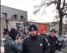 В Одессе полицейские силой затолкали школьницу в авто: появилось видео