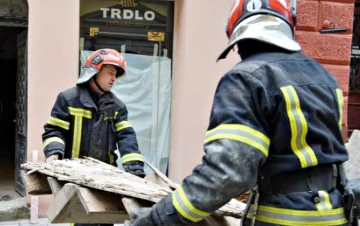 Сходовий проліт впав в будинку: люди виявилися заблокованими, кадри НП