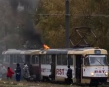 У Харкові забитий пасажирами трамвай загорівся на ходу: люди намагаються врятуватися, відео