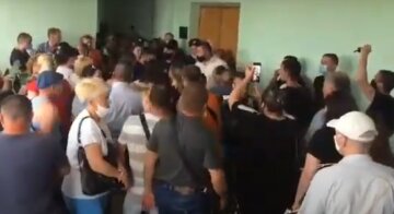 Жители Одесской области восстали против карантина, видео: «Прорвались через охрану и…»