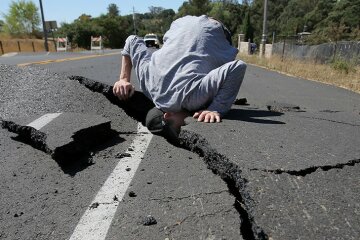 Как вести себя во время землетрясения: про дверь забыть (видео)