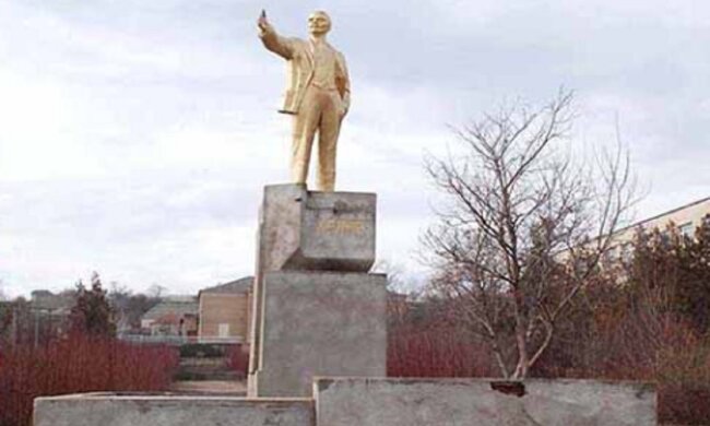 "Пусть пока лежит": на Одесчине снесли один из последних памятников Ленину, кадры последствий