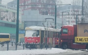 Вантажівка на повному ходу влетіла в трамвай: кадри з місця ДТП у Харкові