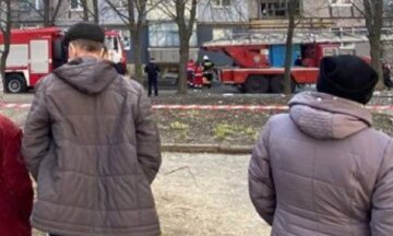 Багато пожежників, двір усіяний уламками: кадри з місця сильного вибуху у Кропивницькому