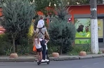 "Неймовірно безвідповідально" в Одесі батько на електросамокаті ризикнув життям чотирьох дітей, відео