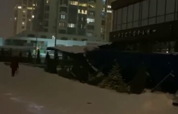В Киеве крыша известного ресторана не выдержала снегопада и обрушилась: кадры с места ЧП