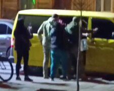 во Львове представители ТЦК силой запихали мужчину в бус
