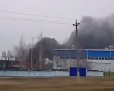 Місцеві почули звуки вибухів: пожежа спалахнула на військовому об'єкті в Росії, кадри