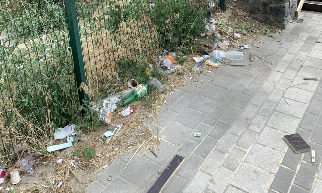 Кияни влаштували звалище біля станції метро, кричущі фото: "постійно п'ють..."