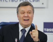 Янукович справив фурор на прес-конференції: “ручок немає”, фото