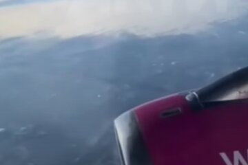 Як виглядають вибухи в Україні з вікна літака над Молдовою: з'явилося відео