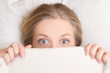 девушка страх испуг постель