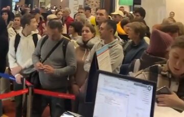 Разъяренные россияне спели "Катюшу" во время 10-часовой задержки рейса в Египет, видео: "В Сибирь их!"