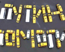 У Росії вишикували напис «Путін, допоможи» з автобусів (відео)