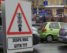 На Бессарабці встановили пішохідний перехід на паркані (фото)