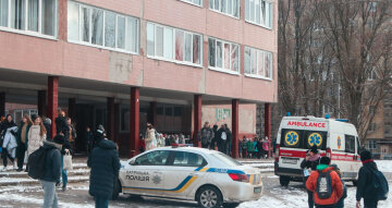 Тела найдены на территории школы в Днепре: началась внезапная эвакуация, кадры