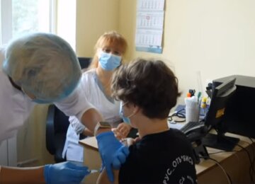 Ковид-прививки начали делать детям в Одессе, что говорят родители: "безопаснее, чем потом лечить"