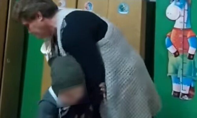 Вихователька дитсадка побила трирічного хлопчика на очах у сестри, відео: "за те, що не зміг сам взутися"