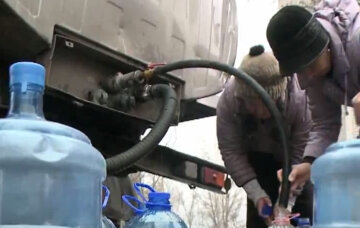 "Разделите на утро и вечер": крымчане теперь будут пить воду по расписанию, решение "властей"