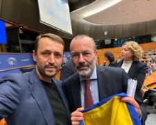 Символ перемоги добра над злом: Валерій Дубіль передав прапор України Президенту Європейської народної партії Манфреду Веберу