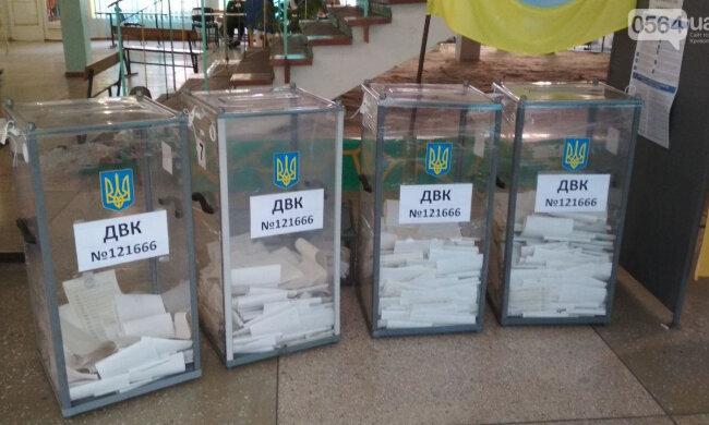 Вибори в Україні: поліція знайшла сотні бюлетенів на користь одного кандидата