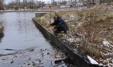 Озеро в Киеве залили маслом: кадры экологического бедствия