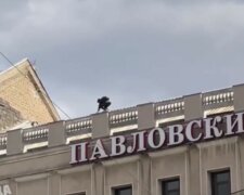 Йшов по самому краю парапету: божевільний харків'янин вирішив прогулятися по даху, кадри