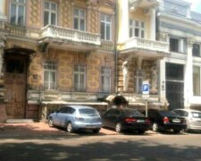Куски фасада падают на авто в историческом центре Одессы: жители бьют тревогу