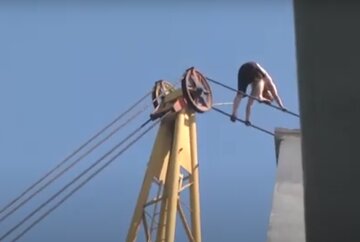 Чоловік забрався на кран і повис на висоті в 40 метрів, відео: "Був у пригніченому стані"