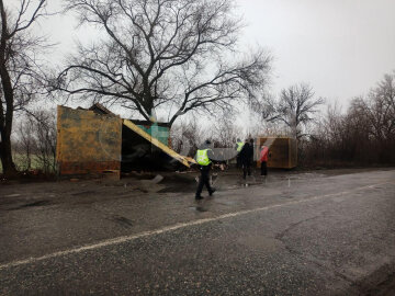 Біля Кривого Рогу вантажівка знесла зупинку і перекинулася на бік: фото з місця події