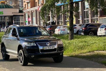 Дебошир побив велосипедиста, який заважав їхати по тротуару в Києві: кадри інциденту