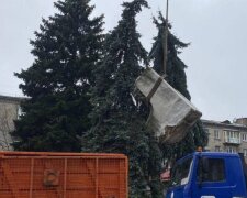 "Його помістять до музею": на Полтавщині знесли пам'ятник Пушкіну, кадри з місця