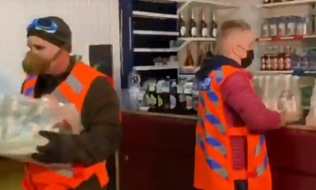 Наливайки в Дніпрі "допомагають" здолати коронавірус: показові кадри