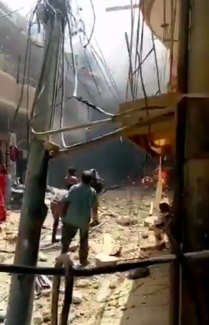 Пассажирский самолет рухнул на жилые районы, все в огне: первые кадры и данные о жертвах