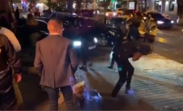 Американці влаштували масову бійку в центрі Одеси, поліція застосувала газ: відео свавілля