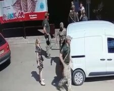 Военкомы отобрали телефон у девушки на Одесчине: скриншот