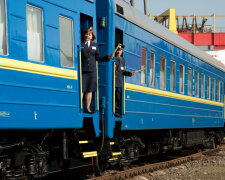 Ukrainian_train_railway_pojizd_2