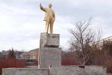 "Пусть пока лежит": на Одесчине снесли один из последних памятников Ленину, кадры последствий